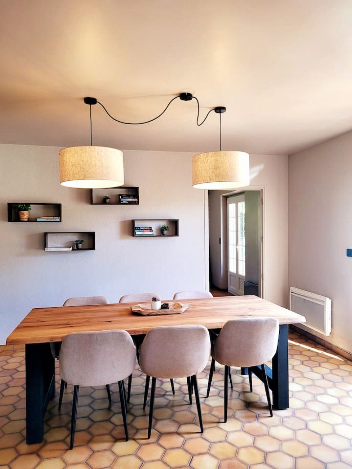 Eetruimte met houten tafel