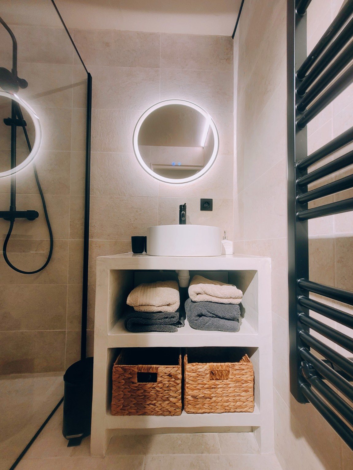Badkamer met ronde spiegel