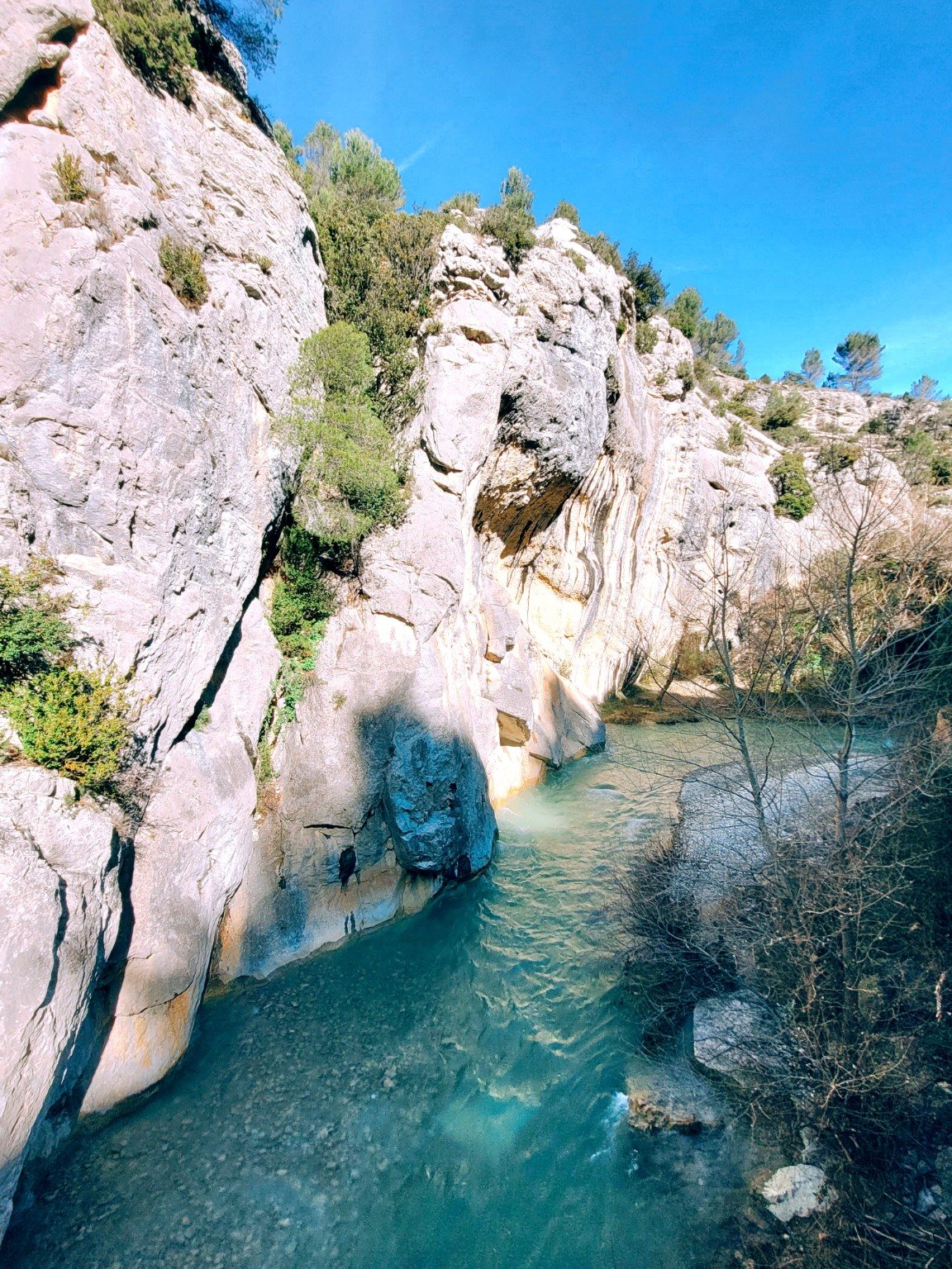 Rotsen en rivier in de omgeving van Mollans-sur-Ouvèze